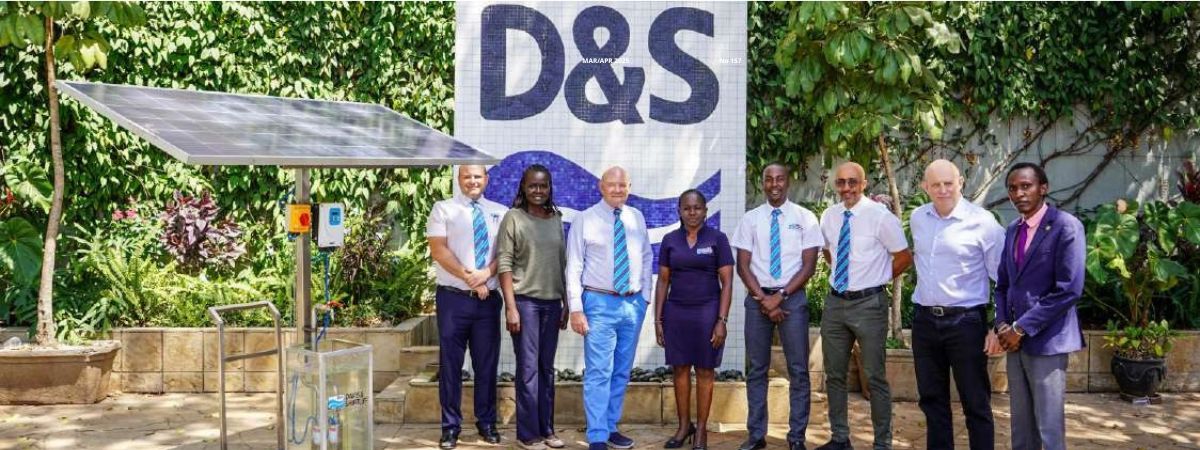 Group Chairman Alec Davis, MD Edward Davis, and Technical Director Philip Holi are pictured with the D&S PayGO team comprising of Mollyne Anjejo, Sharon Nyang’au, Brian Nyagol and Andrew Ongesa and 4R Digital Director Jon Ridley with a Daylipa solar pumping solution.