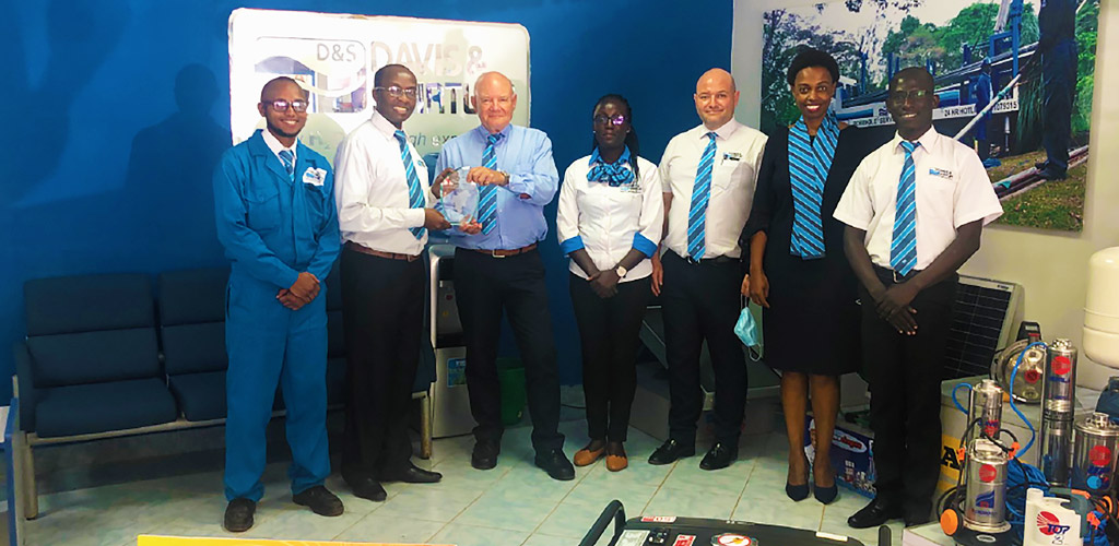 D&S Group Chairman Alec Davis awards Eastern Cluster Business unit of the Year, D&S Nyeri Manager Anthony Ndungu.